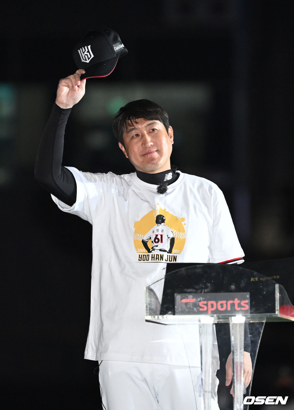 KT 유한준이 14일 수원 KT위즈파크에서 열리는 ‘2022 신한은행 SOL KBO리그’ 키움 히어로즈와의 경기에서 은퇴식을 했다.2000 신인 드래프트 2차 3라운드(20순위)로 현대에 입단한 유한준은 팀이 해체되는 혼란스러운 상황에서도 선수단을 떠나지 않으며 2015년까지 넥센(현 키움)에서 활약했다. 2016시즌에는 FA 계약을 맺고 KT 유니폼을 입었고 지난 시즌까지 KT에서 좋은 활약을 펼치며 팀의 창단 첫 번째 통합우승을 이끌었다. KBO리그 통산 성적은 1650경기 타율 3할2리(5316타수 1606안타) 151홈런 883타점 OPS .817을 기록했다.유한준이 관중석을 향해 인사를 하고 있다. 2022.05.14 /sunday@osen.co.kr