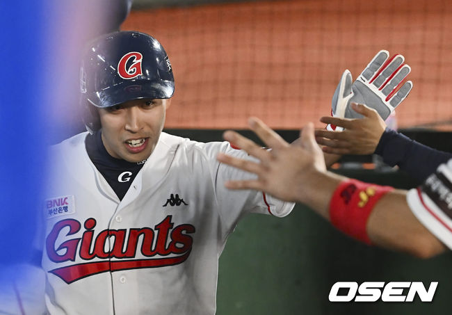 롯데 자이언츠 황성빈이 6회말 정훈의 투수 앞 땅볼때 득점올 올리고 하이파이브를 하고 있다. 2022.05.11 / foto0307@osen.co.kr
