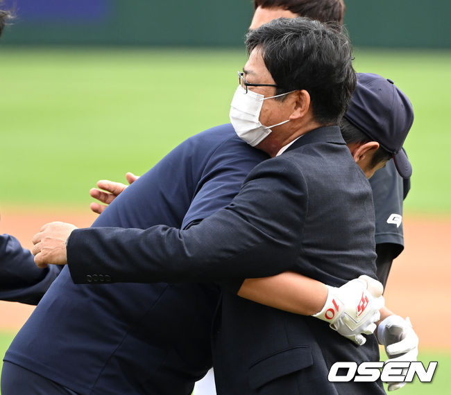 13일 경기에 앞서 롯데 이대호가 양상문 해설위원과 인사를 나누고 있다. 2022.05.13 /sunday@osen.co.kr