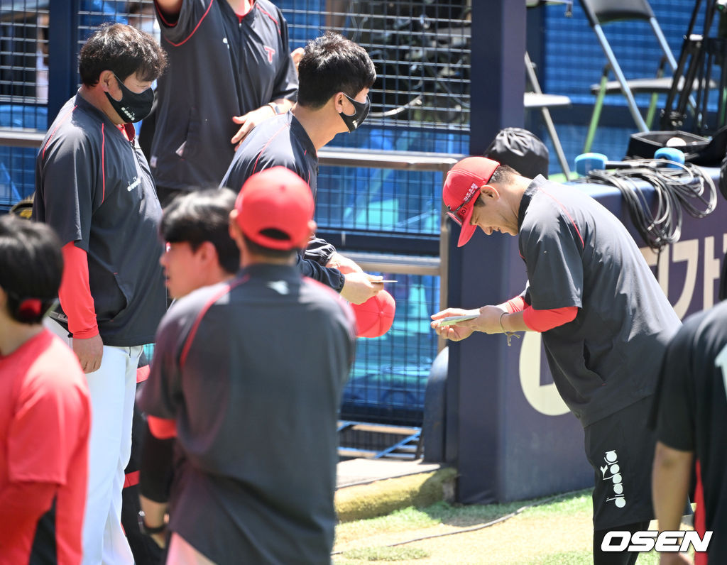 KIA 주장 김선빈이 김종국 감독을 비롯한 코칭스태프에게 스승의 날을 맞아 선물을 전하고 있다. 2022.05.15 / dreamer@osen.co.kr