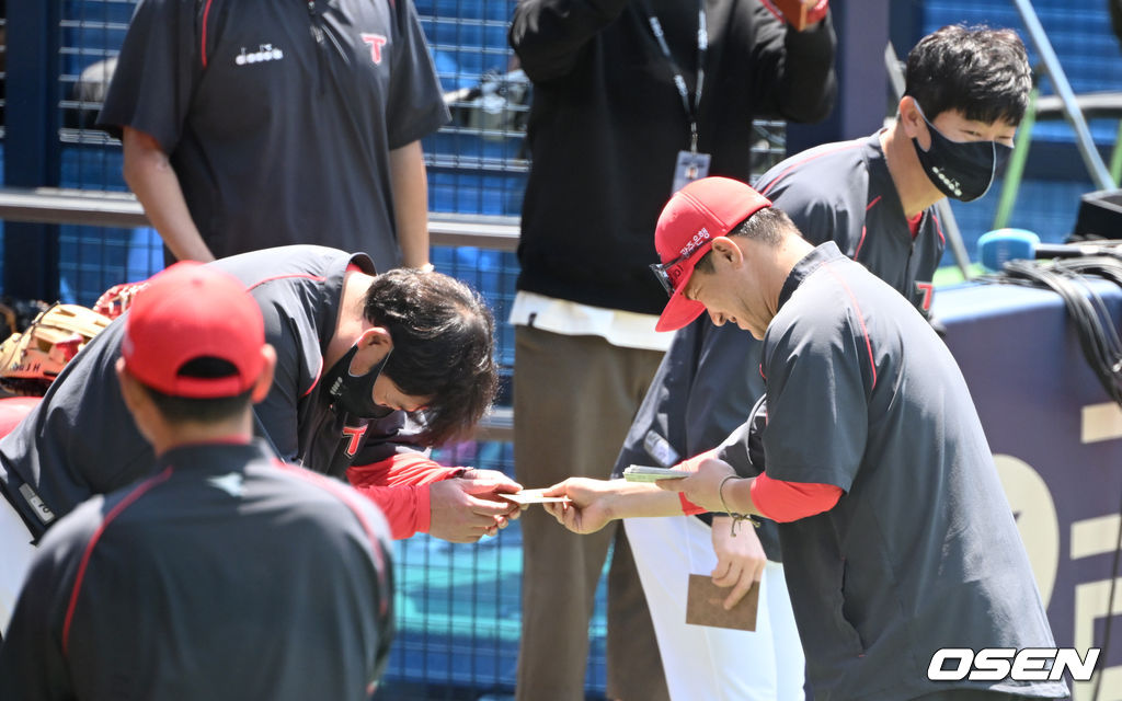 KIA 주장 김선빈이 김종국 감독을 비롯한 코칭스태프에게 스승의 날을 맞아 선물을 전하고 있다. 2022.05.15 / dreamer@osen.co.kr