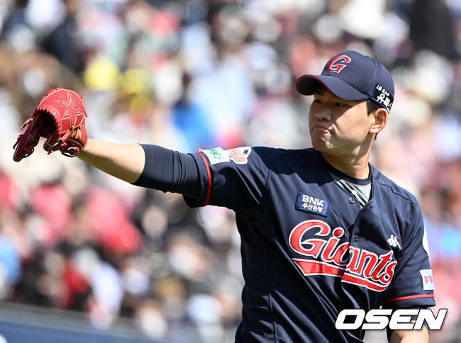 3회말 1사 1루에서 롯데 김진욱이 폭투를 범하며 아쉬워하고 있다. 2022.05.01 /jpnews@osen.co.kr