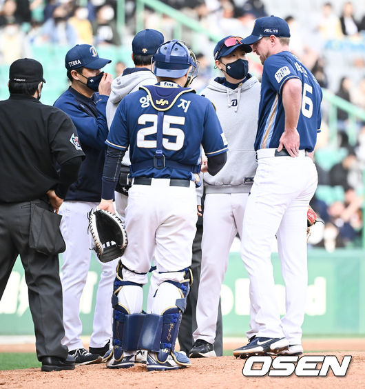 14일 오후 인천SSG랜더스필드에서 ‘2022 신한은행 SOL KBO리그’ SSG 랜더스와 NC 다이노스의 경기가 진행됐다.4회말 2사 3루 NC 선발투수 파슨스가 허리통증을 호소하며 교체되고 있다.  2022.05.14 / soul1014@osen.co.kr