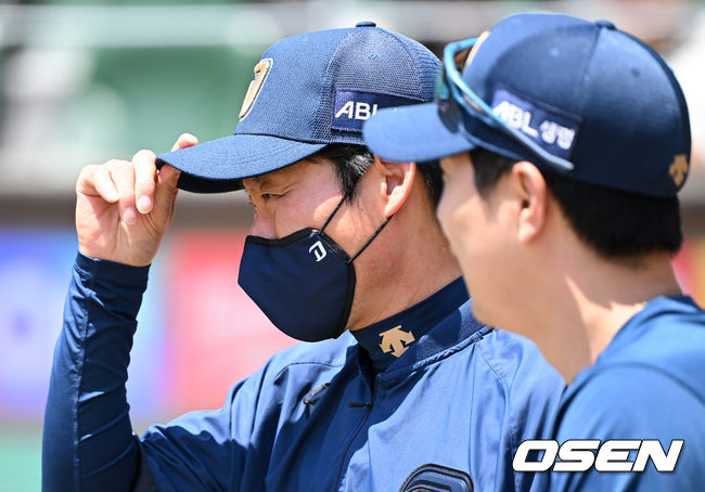 15일 오후 인천 SSG 랜더스필드에서 '2022 신한은행 SOL KBO 리그' SSG 랜더스와 NC 다이노스의 경기가 열렸다.경기에 앞서 NC 강인권 감독대행이 훈련 중인 선수들을 바라보고 있다. 2022.05.15 /sunday@osen.co.kr