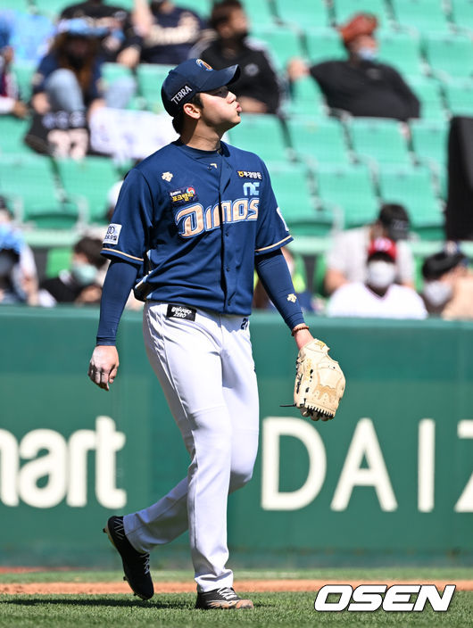 15일 오후 인천 SSG 랜더스필드에서 '2022 신한은행 SOL KBO 리그' SSG 랜더스와 NC 다이노스의 경기가 열렸다.3회말 무사 1루에서 NC 김시훈이 SSG 박성한에게 우전안타를 허용하고 아쉬워하고 있다. 2022.05.15 /sunday@osen.co.kr