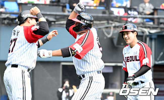 4회말 1사 1, 2루 상황 LG 이재원이 역전 좌월 스리런포를 날리고 홈을 밟은 뒤 유강남-이천웅과 환호하고 있다. 2022.05.15 / dreamer@osen.co.kr