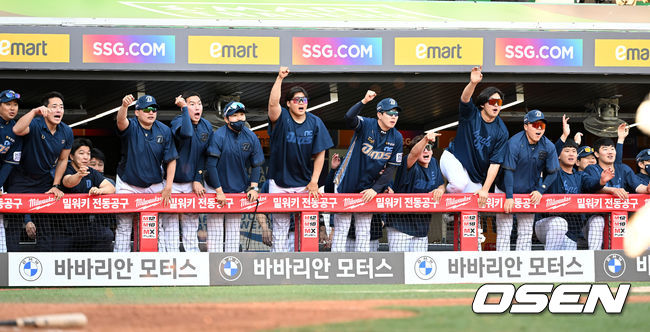 15일 오후 인천 SSG 랜더스필드에서 '2022 신한은행 SOL KBO 리그' SSG 랜더스와 NC 다이노스의 경기가 열렸다.9회초 무사 1,3루에서 NC 이명기의 우전 적시 2루타 때 더그아웃에서 선수들이 환호하고 있다. 2022.05.15 /sunday@osen.co.kr