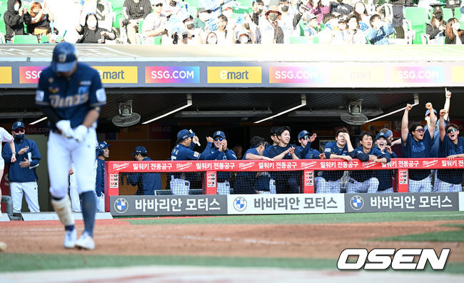15일 오후 인천 SSG 랜더스필드에서 '2022 신한은행 SOL KBO 리그' SSG 랜더스와 NC 다이노스의 경기가 열렸다.9회초 무사에서 김기환의 볼넷에 NC 선수들이 환호하고 있다. 2022.05.15 /sunday@osen.co.kr