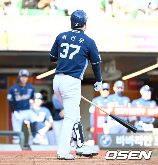 15일 오후 인천 SSG 랜더스필드에서 '2022 신한은행 SOL KBO 리그' SSG 랜더스와 NC 다이노스의 경기가 열렸다.8회초 2사 만루에서 NC 박건우가 밀어내기 볼넷을 얻어내고 환호하고 있다. 2022.05.15 /sunday@osen.co.kr