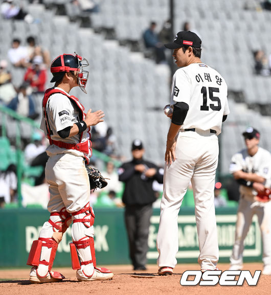 15일 오후 인천 SSG 랜더스필드에서 '2022 신한은행 SOL KBO 리그' SSG 랜더스와 NC 다이노스의 경기가 열렸다.4회초 무사 1,2루에서 마운드를 방문한 SSG 김민식이 이태양과 이야기를 나누고 있다. 2022.05.15 /sunday@osen.co.kr