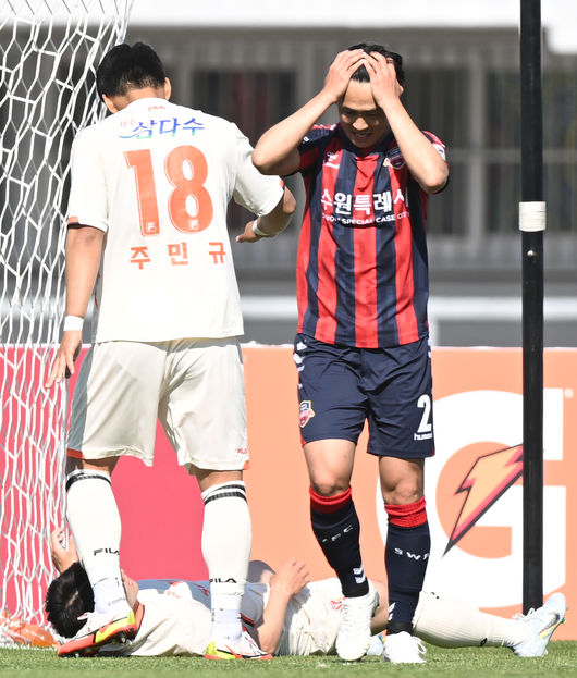 추가시간에만 두 골을 터트린 제주가 대역전극에 성공했다. 제주 유나이티드는 15일 수원종합운동장에서 개최된 ‘하나원큐 K리그1 2022 12라운드’에서 수원FC에게 3-1 역전승을 거뒀다. 승점 22점의 제주는 2위가 됐다. 수원(승점 11점)은 10위다.후반 제주 주민규의 동점골 때 수원 정동호가 아쉬워하고 있다. 2022.05.15 /ksl0919@osen.co.kr