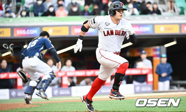 14일 오후 인천SSG랜더스필드에서 ‘2022 신한은행 SOL KBO리그’ SSG 랜더스와 NC 다이노스의 경기가 진행됐다.5회말 1사 1루 SSG 추신수가 번트 시도하며 1루 질주하고 있다. 2022.05.14 / soul1014@osen.co.kr