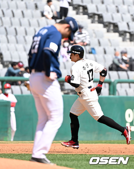 15일 오후 인천 SSG 랜더스필드에서 '2022 신한은행 SOL KBO 리그' SSG 랜더스와 NC 다이노스의 경기가 열렸다.2회말 2사 1루에서 SSG 추신수가 우월 투런 홈런을 치고 그라운드를 돌고 있다. 2022.05.15 /sunday@osen.co.kr