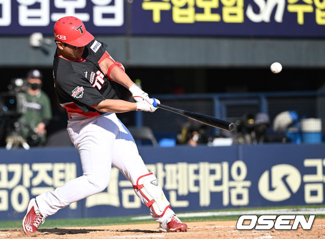 15일 오후 서울 잠실야구장에서 ‘2022 신한은행 SOL KBO리그’ LG 트윈스와 KIA 타이거즈의 경기가 열렸다.9회초 1사 주자없는 상황 KIA 임석진이 추격의 좌월 솔로포를 날리고 있다. 2022.05.15 / dreamer@osen.co.kr