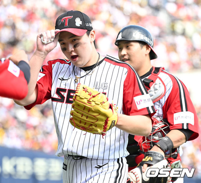 4회초 1사 1, 3루 상황 KIA 소크라테스를 병살타로 이끌며 실점없이 이닝을 막아낸 LG 선발 이민호와 포수 유강남이 더그아웃으로 향하며 기뻐하고 있다. 2022.05.15 / dreamer@osen.co.kr