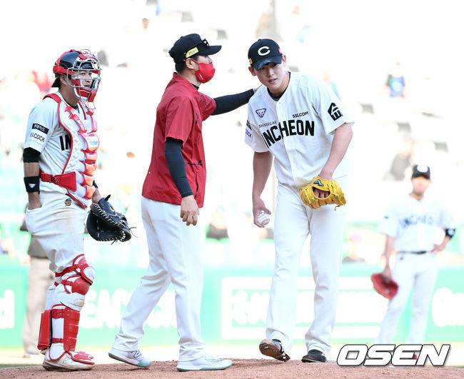 15일 오후 인천 SSG 랜더스필드에서 '2022 신한은행 SOL KBO 리그' SSG 랜더스와 NC 다이노스의 경기가 열렸다.9회초 무사 1,2루에서 SSG 조요한이 마운드를 내려가고 있다. 2022.05.15 /sunday@osen.co.kr