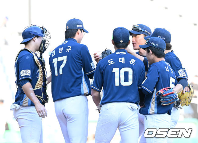 경기 종료 후 NC 선수들이 승리의 기쁨을 나누고 있다. 2022.05.15 /sunday@osen.co.kr