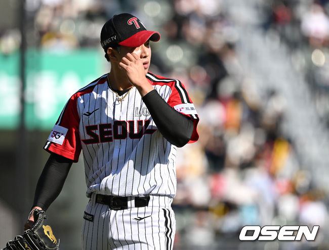 15일 오후 서울 잠실야구장에서 ‘2022 신한은행 SOL KBO리그’ LG 트윈스와 KIA 타이거즈의 경기가 열렸다.8회초 2사 만루 상황 KIA 소크라테스를 내야 땅볼로 이끌며 실점없이 이닝을 막아낸 LG 투수 정우영이 더그아웃으로 향하고 있다. 2022.05.15 / dreamer@osen.co.kr