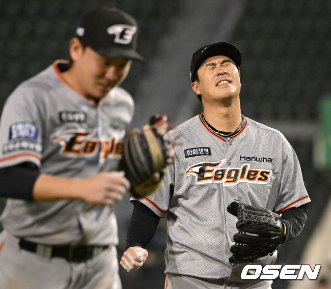 5회말 1실점하며 동점으로 이닝을 마무리지은 한화 선발 장민재가 더그아웃으로 향하며 아쉬워하고 있다. 2022.05.10 / dreamer@osen.co.kr