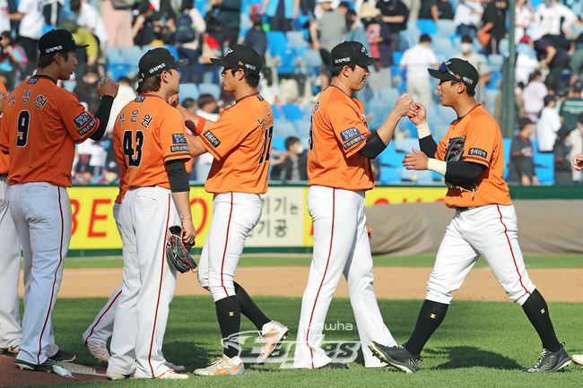 9연패를 끊은 한화 선수들이 승리의 기쁨을 나누고 있다. /한화 이글스 제공