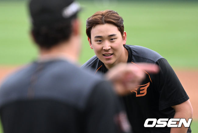 경기에 앞서 훈련을 마친 정은원이 터크먼과 이야기를 나누고 있다. 2022.05.13 