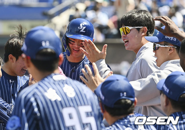 삼성 라이온즈 구자욱이 1회말 솔로 홈런을 치고 하이파이브를 하고 있다. 2022.05.15 / foto0307@osen.co.kr