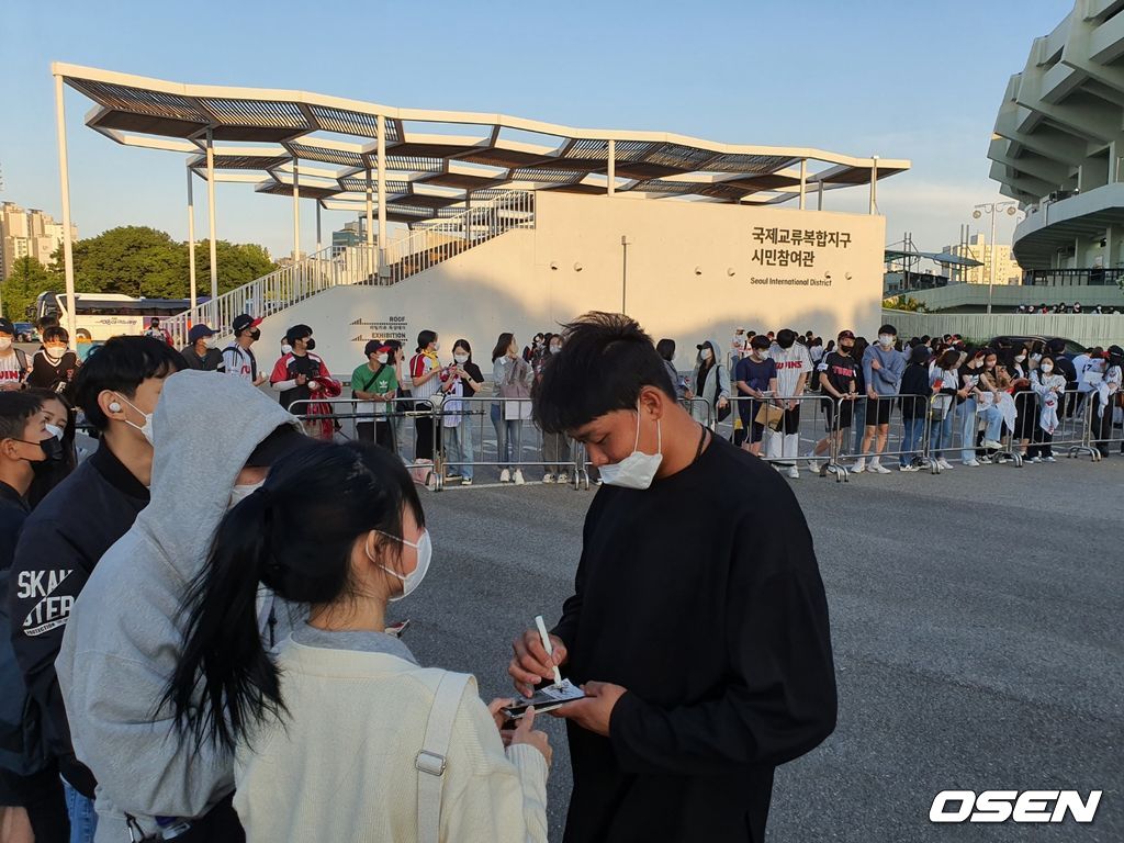 15일 경기를 마치고 팬들에게 사인을 해주고 있는 LG 이재원./orange@osen.co.kr