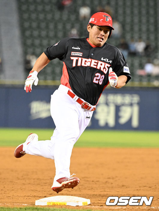 13일  LG 트윈스와의 경기 8회초 2사 2루에서 KIA 임석진이 소크라테스의 1타점 적시타에 홈으로 내달리고 있다. 2022.05.13 /jpnews@osen.co.kr