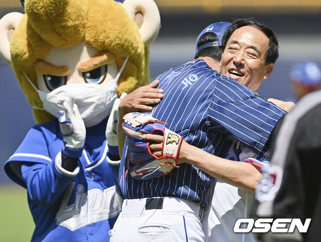 스승의 날을 맞아 삼성 라이온즈 구자욱이 시구자로 초청된 원민구 전 협성경복중 야구 감독과 감사의 포옹을 하고 있다. 2022.05.15 / foto0307@osen.co.kr