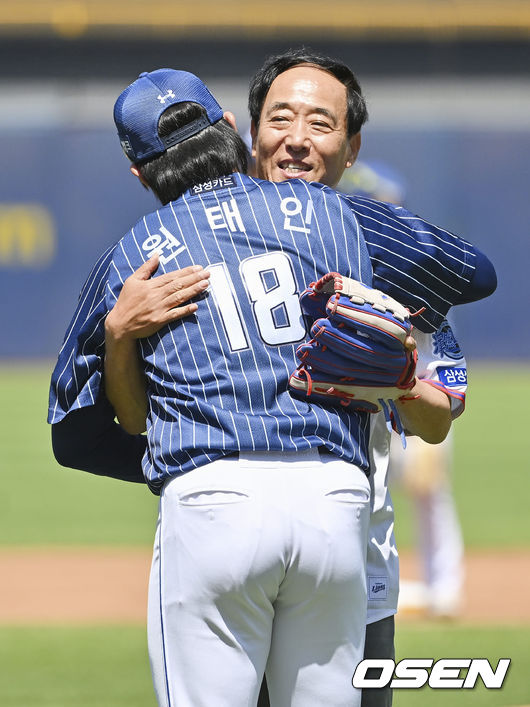 스승의 날을 맞아 삼성 라이온즈 원태인이 시구자로 초청된 부친 원민구 전 협성경복중 야구 감독과 감사의 포옹을 하고 있다. 2022.05.15 / foto0307@osen.co.kr