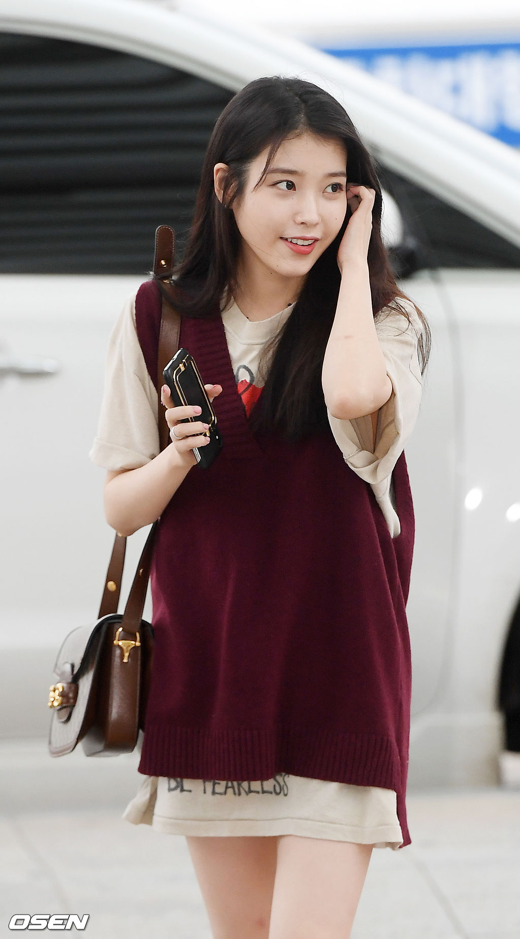 아이유가 공항 출국장으로 향하며 포즈를 취하고 있다. 190904/rumi@osen.co.kr