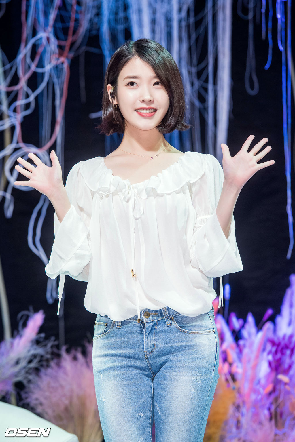 가수 아이유(IU) 정규 4집 '팔레트(Palette)' 음악 감상회서 아이유가 포즈를 취하고 있다.170421 / rumi@osen.co.kr