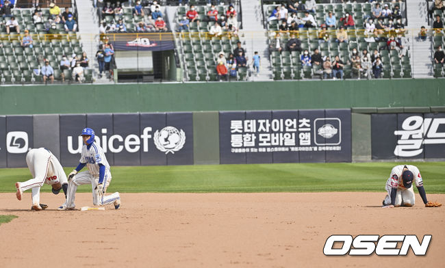 롯데 자이언츠 안치홍이 7회초 김현준의 안타성 타구를 잡아 1루에 던지고 비디오 판독을 기다리고 있다. 2022.05.08