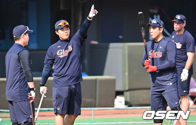 롯데 자이언츠 안치홍이 7회초 김현준의 안타성 타구를 잡아 1루에 던지고 비디오 판독을 기다리고 있다. 2022.05.08 