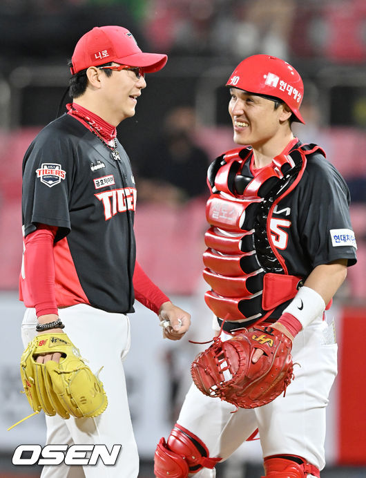 KIA 선발 양현종이 마운드를 내려가며 박동원과 즐겁게 얘기를 나누고 있다. 2022.04.26 /rumi@osen.co.kr