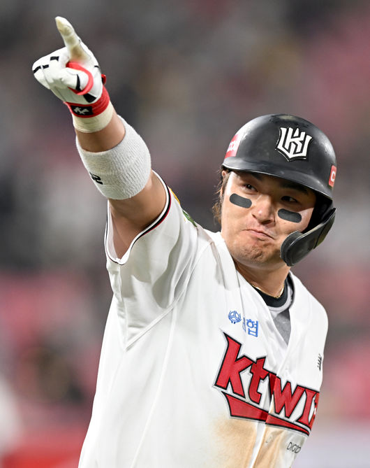 17일 오후 수원 KT위즈파크에서 ‘2022 신한은행 SOL KBO 리그’ KT위즈와 LG 트윈스의 경기가 열렸다.8회말 2사 3루 KT 박병호가 동점 2점 홈런을 날린 뒤 세레모니를 하고 있다. 2022.05.17 /ksl0919@osen.co.kr