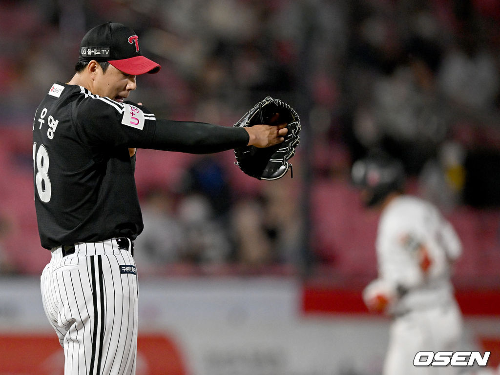 17일 오후 수원 KT위즈파크에서 ‘2022 신한은행 SOL KBO 리그’ KT위즈와 LG 트윈스의 경기가 열렸다.8회말 2사 3루 LG 정우영이 KT 박병호에게 동점 2점 홈런을 허용, 아쉬워하고 있다. 2022.05.17 /ksl0919@osen.co.kr