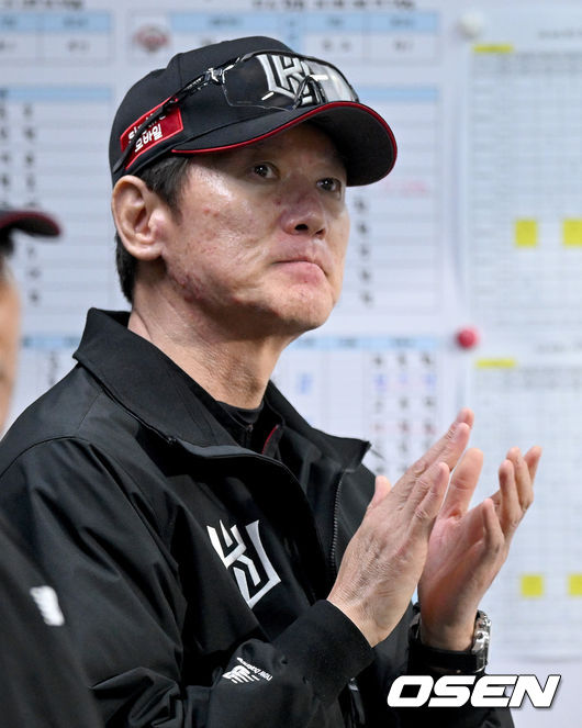 17일 오후 수원 KT위즈파크에서 ‘2022 신한은행 SOL KBO 리그’ KT위즈와 LG 트윈스의 경기가 열렸다. 8회말 2사 3루 KT 박병호의 동점 2점 홈런 때 KT 이강철 감독이 박수를 치고 있다. 2022.05.17 /ksl0919@osen.co.kr