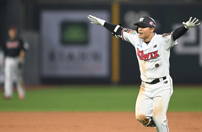 KT가 짜릿한 끝내기로 4연패에서 탈출했다. KT는 17일 수원 KT위즈파크에서 열린 LG와의 경기에서 3-2 끝내기 승리를 거뒀다. 9회말 1사 1루 KT 조용호가 끝내기 2루타를 날린 뒤 환호하고 있다. 2022.05.17 /ksl0919@osen.co.kr