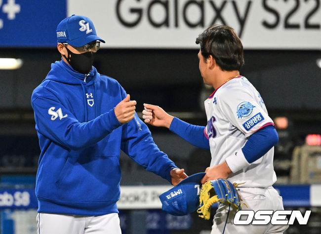 삼성 허삼영 감독이 김상수의 승리 후 주먹을 맞대고 있다. /OSEN DB