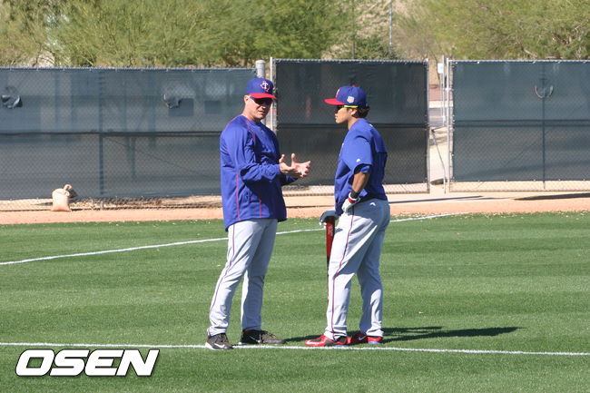 스프링캠프에서 환담을 나누는 추신수와 제프 배니스터 감독. dreamer@osen.co.kr