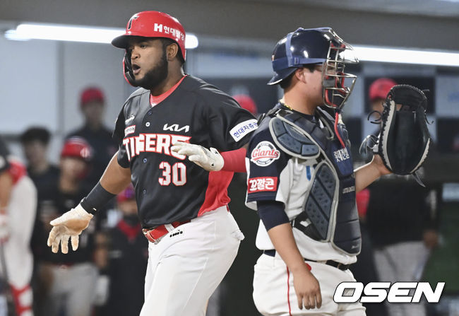 17일 부산 사직구장에서 ‘2022 신한은행 SOL KBO리그’ 롯데 자이언츠와 KIA 타이거즈의 경기가 열렸다.KIA 타이거즈 소크라테스가 9회초 동점 솔로 홈런을 치고 세리머니를 하고 있다. 2022.05.17 / foto0307@osen.co.kr