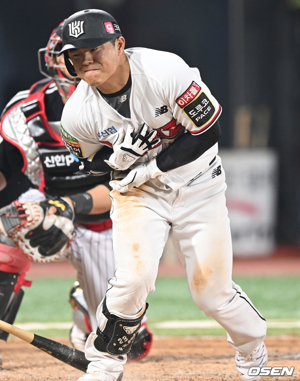 8회말 KT 선두타자 조용호가 몸에 볼을 맞은 뒤 고통스러워하고 있다. 2022.05.17 /ksl0919@osen.co.kr