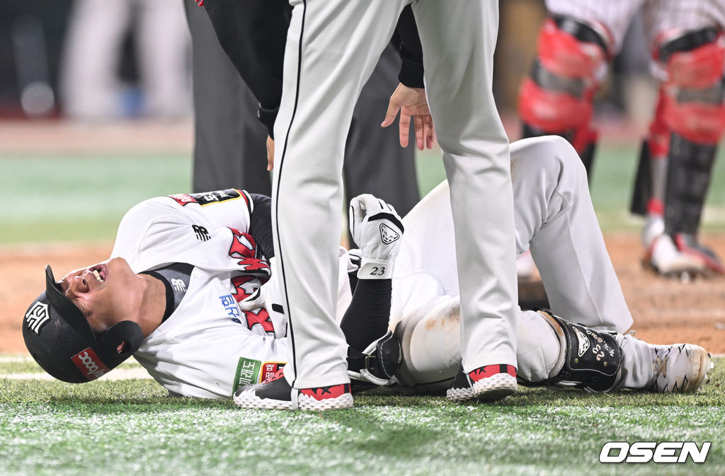 8회말 KT 선두타자 조용호가 몸에 볼을 맞은 뒤 고통스러워하고 있다. 2022.05.17 /ksl0919@osen.co.kr