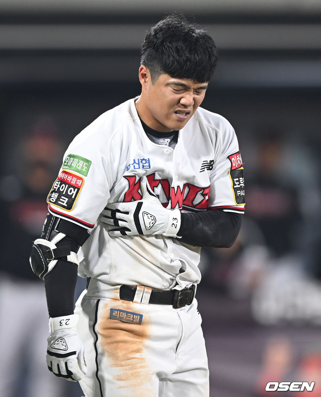 8회말 KT 선두타자 조용호가 몸에 볼을 맞은 뒤 고통스러워하고 있다. 2022.05.17 /ksl0919@osen.co.kr