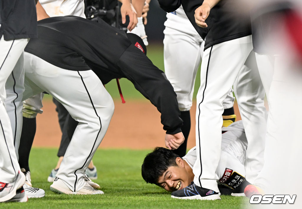 9회말 1사 1루 KT 조용호가 끝내기 2루타를 날린 뒤 동료 선수들과 기쁨을 나누고 있다. 2022.05.17 /ksl0919@osen.co.kr