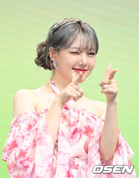 18일 오후 서울 중구 월드케이팝센터 글래스홀에서 가수 예린의 첫 번째 미니앨범 'ARIA' 발매 기념 미디어 쇼케이스가 열렸다.<br /><br />가수 예린이 포토타임을 가지고 있다. 2022.05.18 /sunday@osen.co.kr