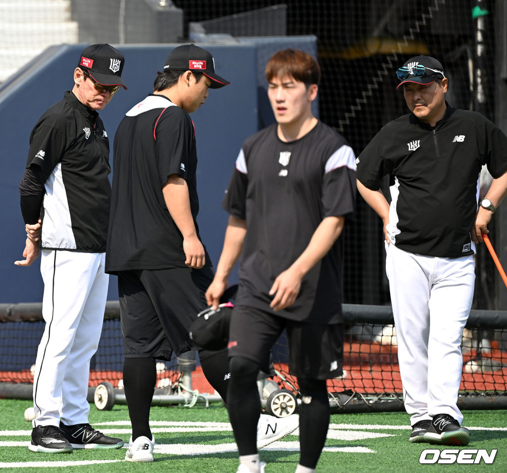 18일 오후 경기도 수원 KT위즈파크에서 ‘2022 신한은행 SOL KBO리그’ KT 위즈와 LG 트윈스의 경기가 열린다.오른쪽 새끼 발가락 골절 부상에서 회복 중인 KT 강백호가 훈련을 마치고 이강철 감독-김태균 수석코치와 대화를 나누고 있다. 2022.05.18 / dreamer@osen.co.kr