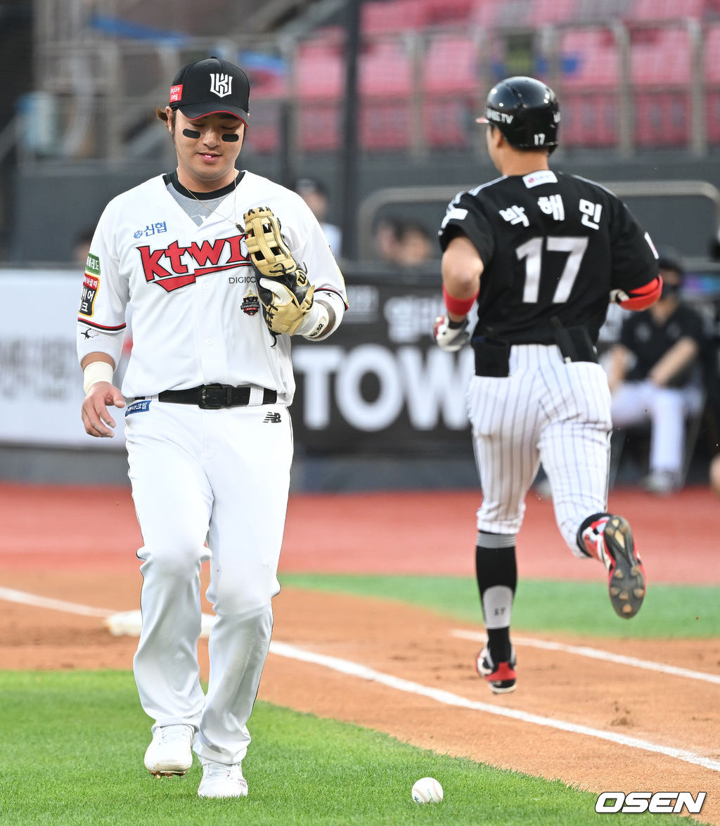 18일 오후 경기도 수원 KT위즈파크에서 ‘2022 신한은행 SOL KBO리그’ KT 위즈와 LG 트윈스의 경기가 열렸다.1회초 무사 1루 상황 LG 박해민의 내야 땅볼 때 KT 1루수 박병호가 타구를 놓치는 실책을 범하고 있다. 2022.05.18 / dreamer@osen.co.kr