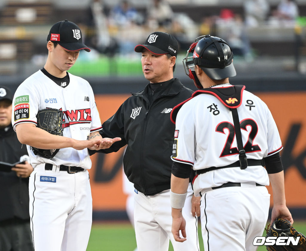 18일 오후 경기도 수원 KT위즈파크에서 ‘2022 신한은행 SOL KBO리그’ KT 위즈와 LG 트윈스의 경기가 열렸다.1회초 2사 1, 2루 상황 KT 선발 엄상백이 마운드를 방문한 김태한 코치와 대화를 나누고 있다. 2022.05.18 / dreamer@osen.co.kr